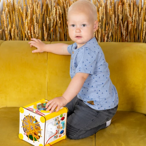 Бизиборд кубик развивающий Малыши и шарики